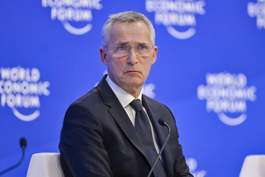 Stoltenberg insiste em Davos que Kiev só vencerá guerra com armamento 