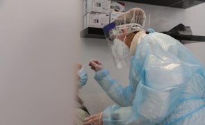 Covid-19: Transmissão do vírus baixa a nível nacional mas mantém-se elevado nos Açores e Madeira