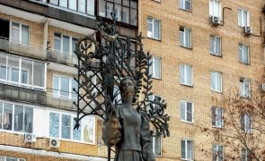 Ucrânia: Estátua de poetisa é símbolo de compaixão nas ruas de Moscovo 110 anos após sua morte