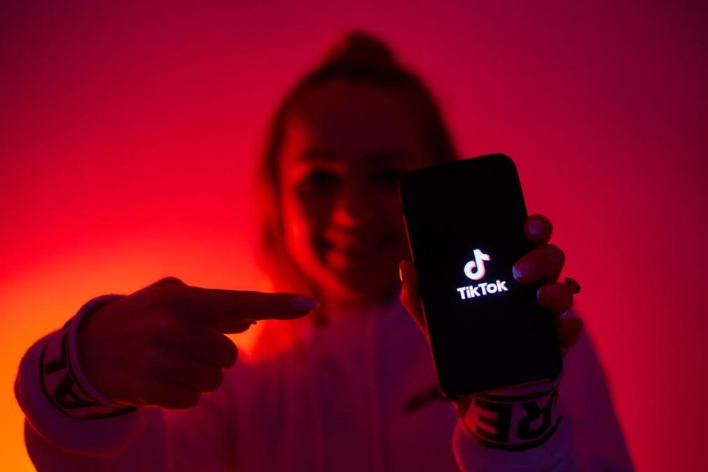 8 desafios do TikTok que são muito perigosos e a que todos os pais devem estar atentos