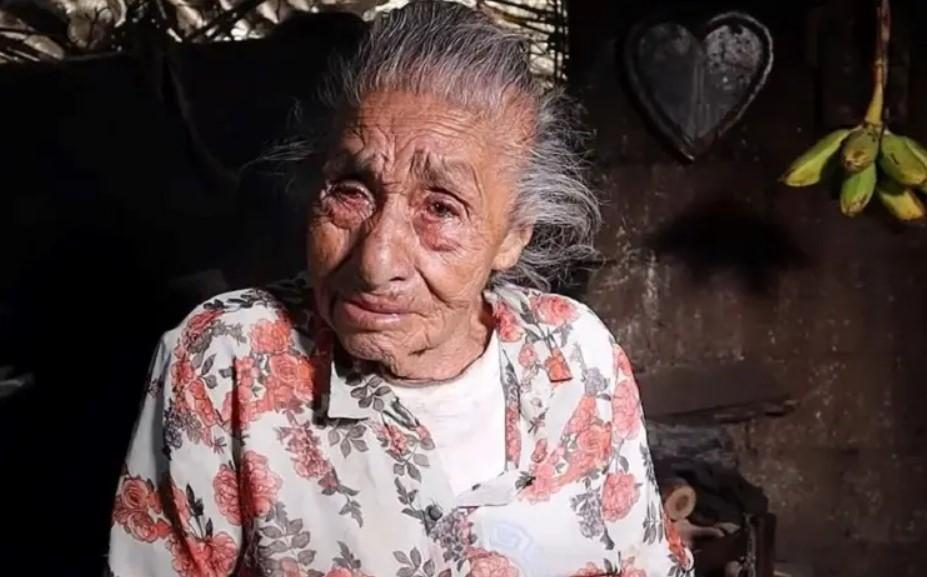 Idosa de 97 anos teve 16 filhos e foi abandonada por todos. Depoimento comove a internet [vídeo]