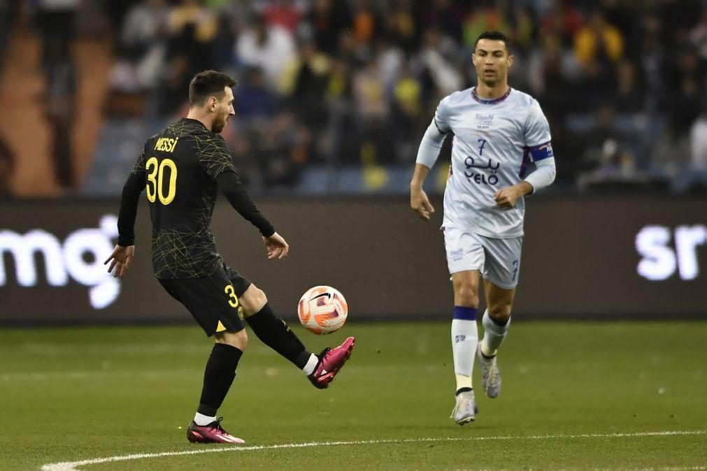 Ronaldo bisa na estreia no futebol saudita frente ao PSG de Messi