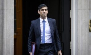 PM britânico multado por viajar sem cinto de segurança