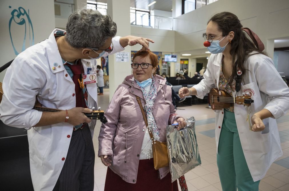Palhaços d'Opital levam há 10 anos humor e afeto a adultos internados em hospitais