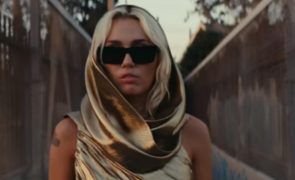 Miley Cyrus sensual de fato de banho preto na beira da piscina [vídeo]