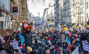 Franceses saem pelo segundo dia à rua em protesto contra reforma das pensões