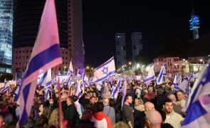 Dezenas de milhares de israelitas saem às ruas em protesto contra Governo