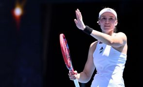 Elena Rybakina afasta número um mundial nos 'oitavos' do Open da Austrália