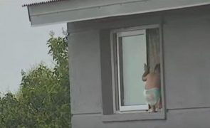 Homem salva bebé de cair de janela do 2.º andar [vídeo]
