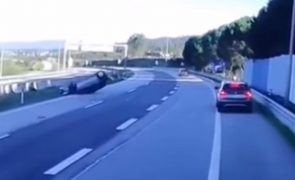 Carro capota na A25 e faz um ferido em Celorico da Beira [vídeo]