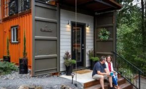 Casal constrói casa nova com contentores para 