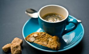Não fique (mais) com os dentes manchados do café. Eis os truques que tem de fazer
