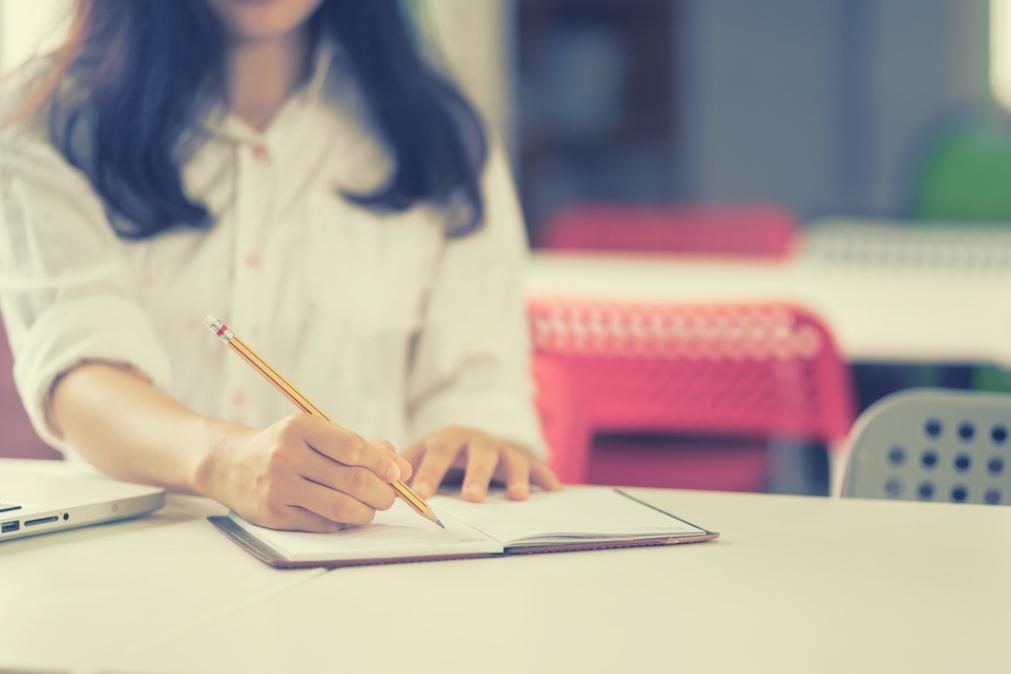 Professora viola aluno a troco de boas notas