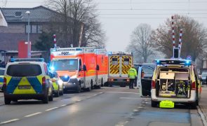 Dois mortos e cinco feridos por esfaqueamento num comboio na Alemanha