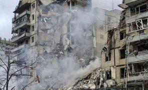 Um morto e dois feridos no ataque russo com mísseis contra Kiev