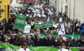 Agricultores saem à rua em Mirandela com assobios ao Governo