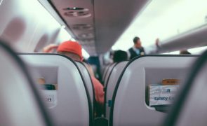 O truque para fazer sexo num avião sem ser apanhado [vídeo]
