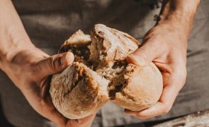 Pessoas enojadas ao descobrirem que pão pode ter ingredientes humanos