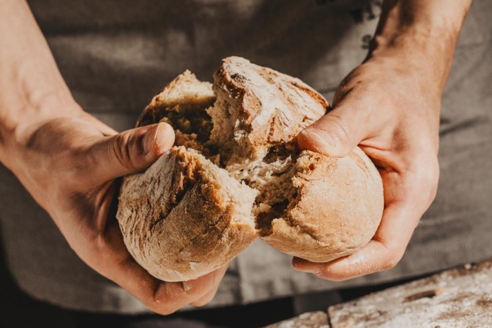Pessoas enojadas ao descobrirem que pão pode ter ingredientes humanos