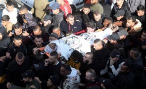 Pelo menos dez palestinianos mortos em ataques israelitas na Cisjordânia e Gaza