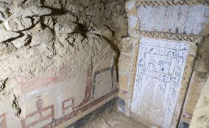 Encontrada múmia coberta com folhas de ouro em poço no Egito