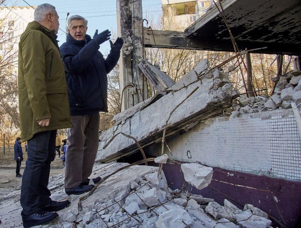 Alto-comissário da ONU chocado com destruição na Ucrânia após visita de seis dias