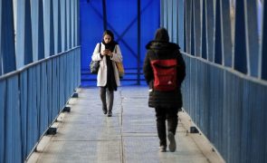 Líder religioso influente no Irão critica violência para impor véu a mulheres