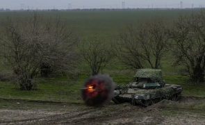Ataques da artilharia russa contra Kherson matam três civis e ferem outros cinco