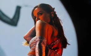 Cantora Anitta criticada por simular sexo oral na rua