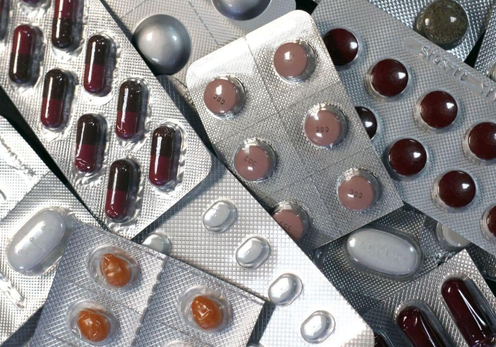 Uma em cada 4 pessoas não segue indicações de prescrição de antibióticos