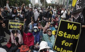 Dezenas manifestam-se junto a embaixada sueca em Jacarta contra Corão queimado