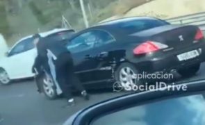 Acidente faz voar notas de 50 euros e condutores correm atrás do dinheiro