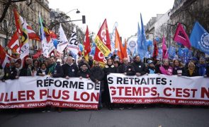 Reforma no sistema de pensões francês leva dezenas de milhares a protestarem em Paris