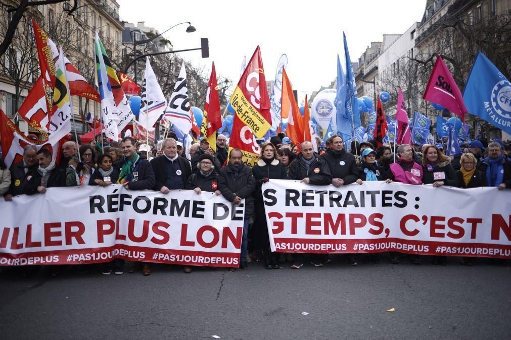 Reforma no sistema de pensões francês leva dezenas de milhares a protestarem em Paris