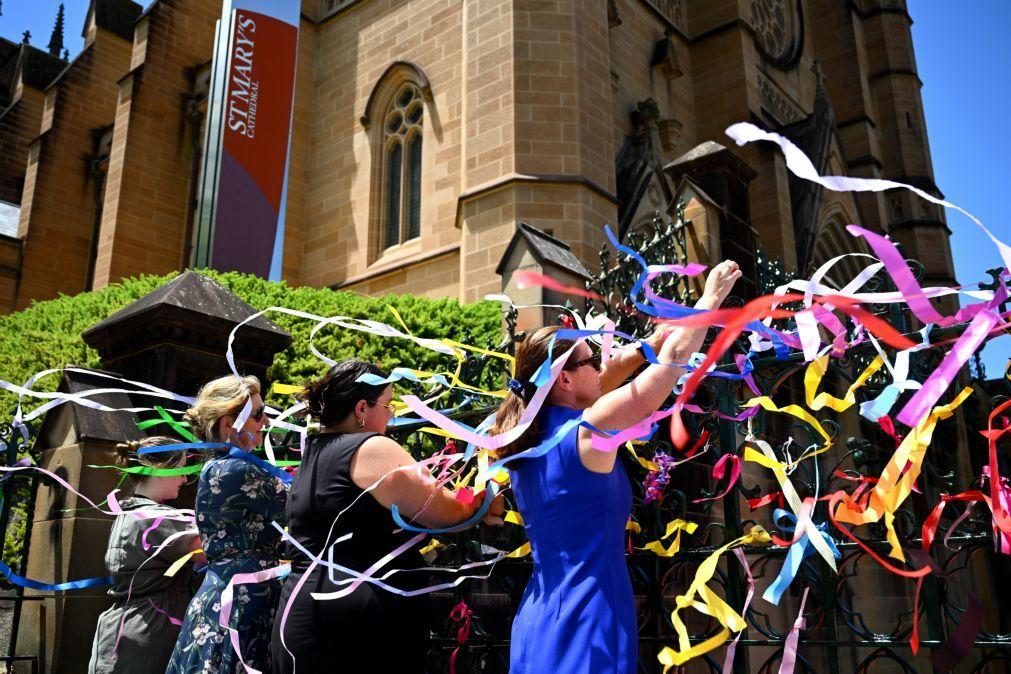 Vítimas de abusos sexuais protestam contra vigília fúnebre de cardeal australiano