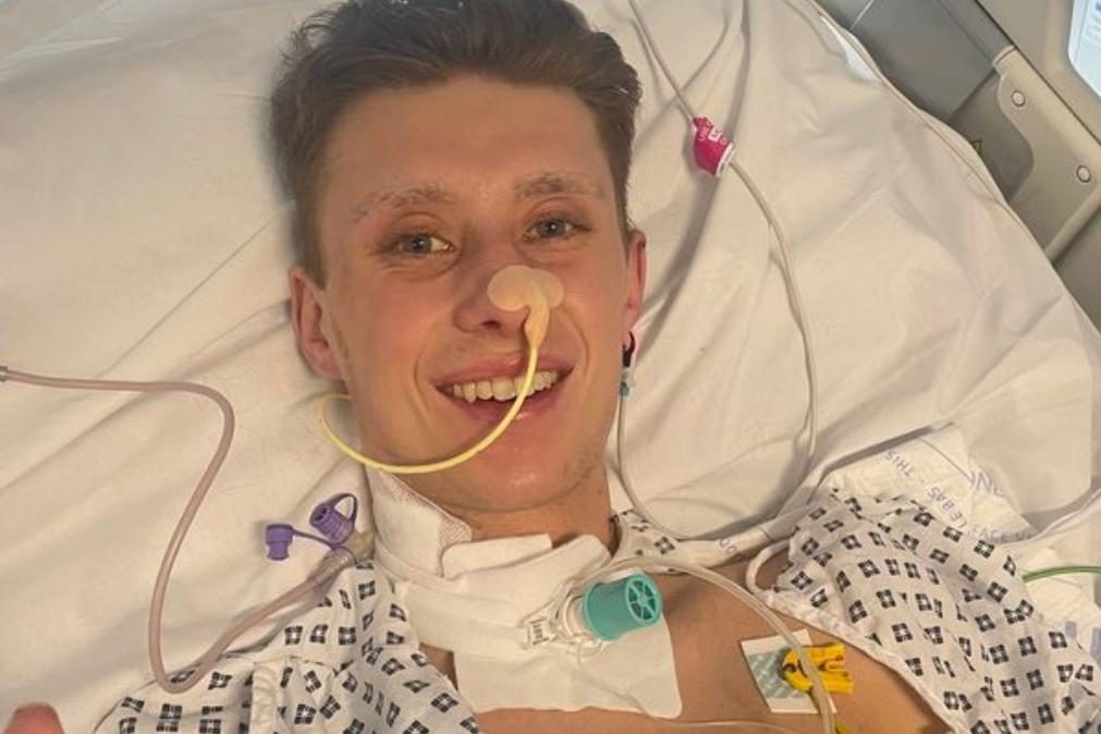 Jogador de futebol de 20 anos entra no hospital com sintomas de gripe e tem pernas amputadas