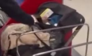 Pais abandonam bebé no aeroporto por não quererem pagar bilhete de avião para o filho