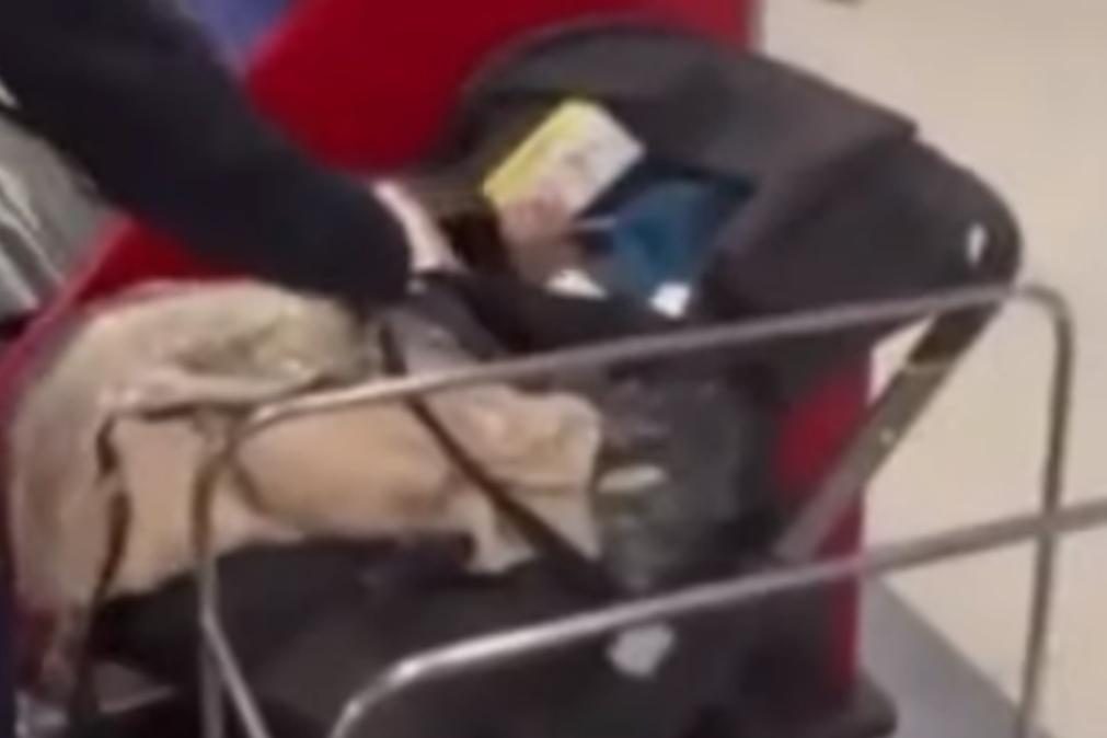 Pais abandonam bebé no aeroporto por não quererem pagar bilhete de avião para o filho