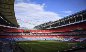 Final da Taça da Liga inglesa vai ter adeptos em pé