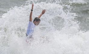 Surfista Teresa Bonvalot segue em frente no Pro Pipeline no Havai