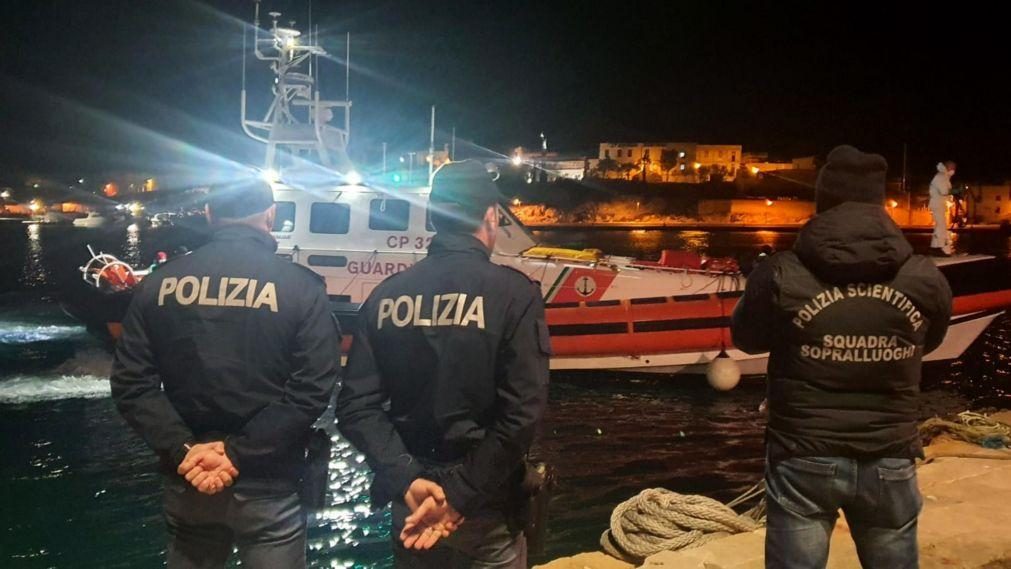 Oito migrantes a bordo de barcaça morrem ao largo de Itália. Mulher grávida entre as vítimas