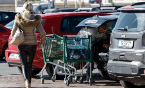 Portugueses ainda poupam a comprar em Espanha mas diferença de preço é menor