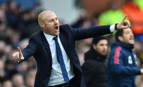 Everton vence líder Arsenal na estreia do treinador Sean Dyche