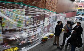 Famíliares de vítimas da debandada do Halloween em Seul em confrontos com policia