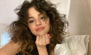 Selena Gomez - Mostra-se ao natural, com borbulhas e é elogiada