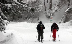 Avalanche mata dois esquiadores fora de pista na Suíça
