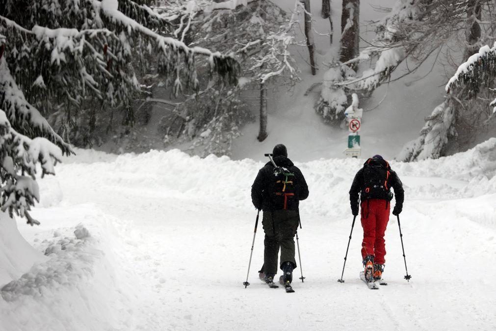 Avalanche mata dois esquiadores fora de pista na Suíça