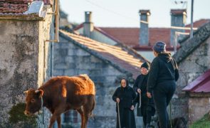 Leonor e a mãe são as últimas castrejas a cumprir as mudas do gado em Melgaço