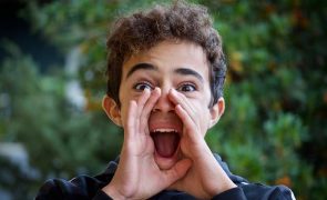 É possível libertar a dor emocional através da terapia do grito. Saiba como funciona