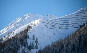 Pelo menos 10 mortos em avalanches nas zonas montanhosas da Áustria e Suíça - novo balanço